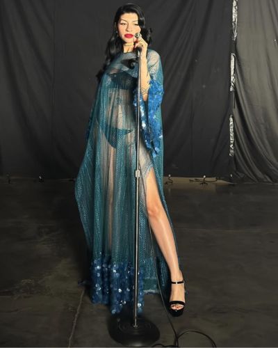 Foto de Cazzu posando en lencería y vestido transparente color azul