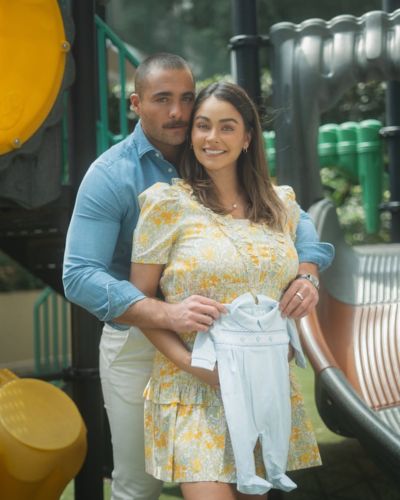 Carlos Said y su esposa en la revelación de género de su bebé