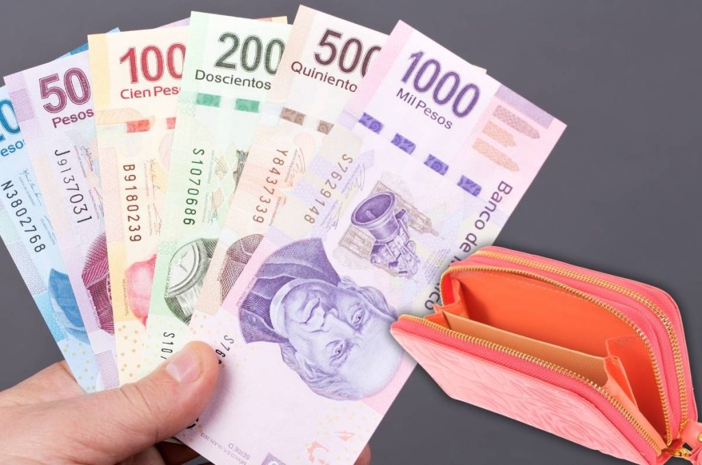 Billetes mexicanos con cartera naranja de fondo