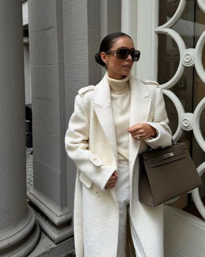 Mujer con outfit en tonalidad cloud dancer 