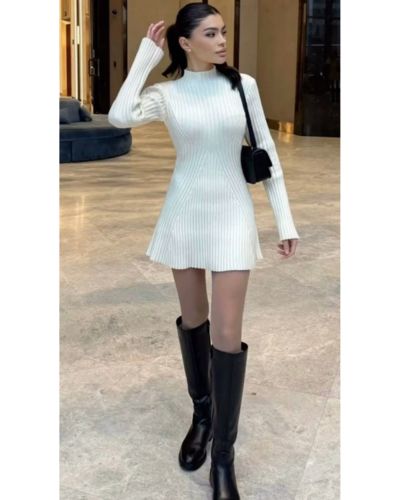 Outfit para Navidad con vestido blanco y botas altas negras