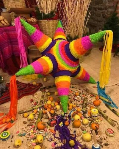 Piñata con dulces y frutas de temporada