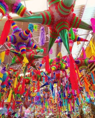 Mercado con adornos navideños