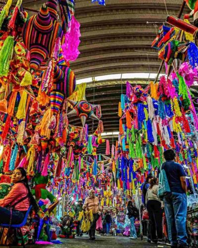 Mercado con adornos navideños