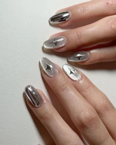 Diseños de uñas plateadas con efecto ojo de gato 