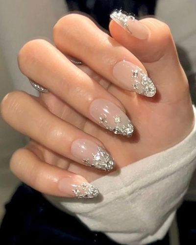 Manicure nude con pedrería plateada 