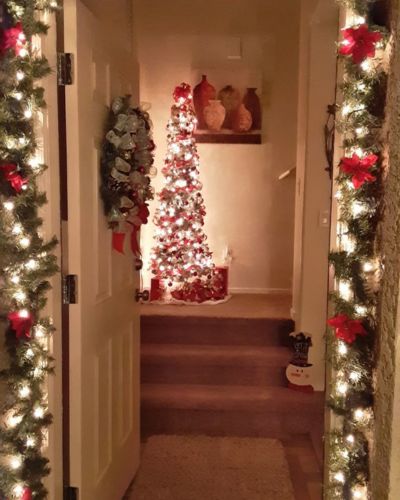 Donde no colocar árboles de navidad: pasillo estrecho