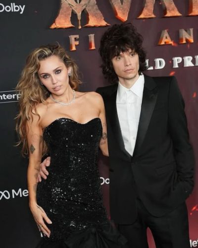 Miley Cyrus y su prometido Maxx Morando en alfombra roja