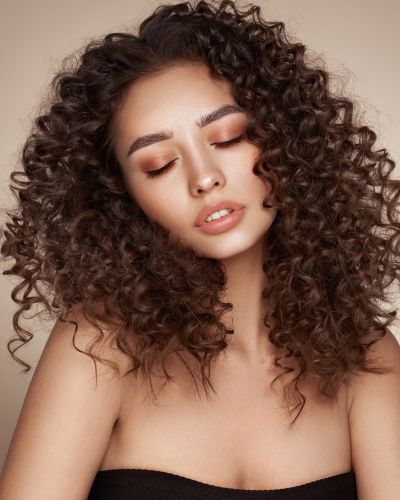 Mujer con cabello rizado