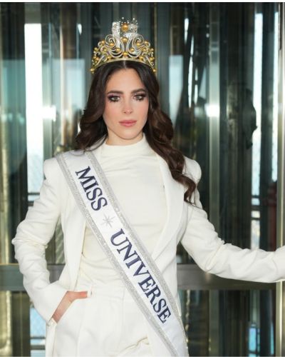 Miss Universe en total look blanco
