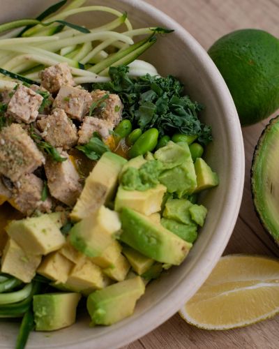 Plato de comida con proteína vegetal