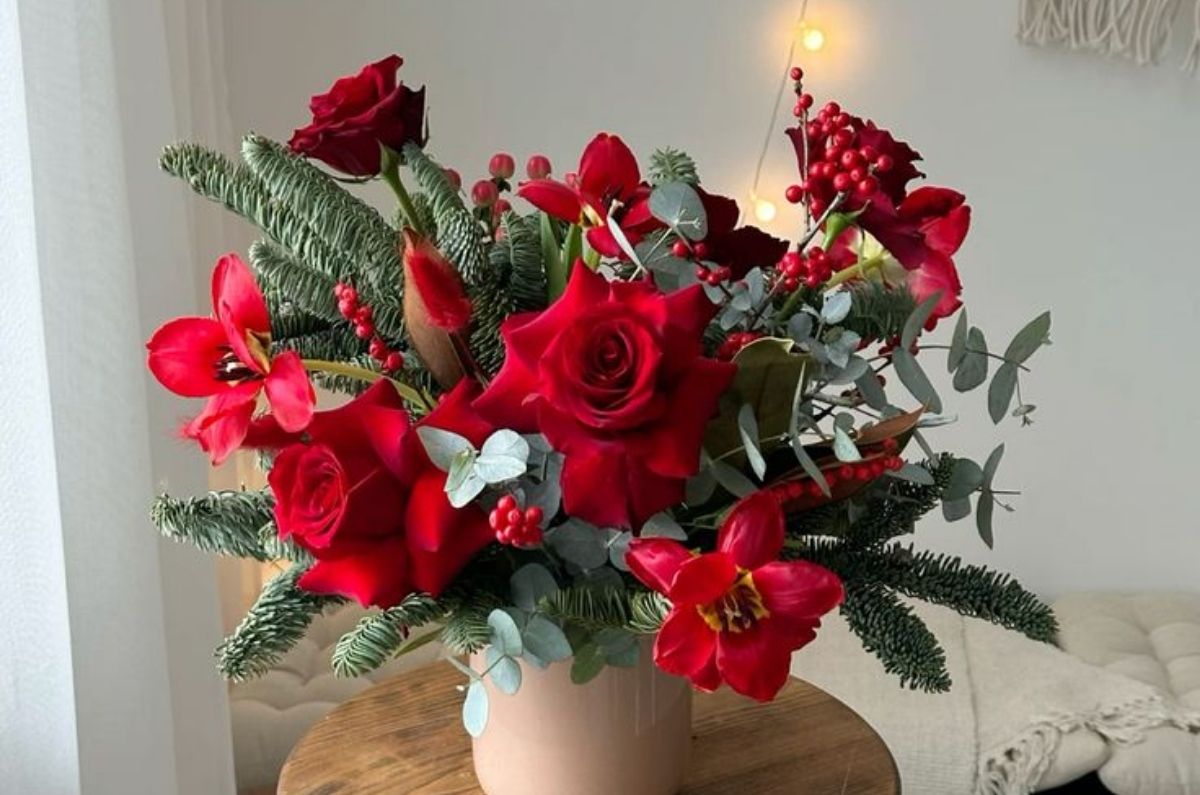 Flores rojas para decorar tu hogar esta Navidad (que no son flor de nochebuena)