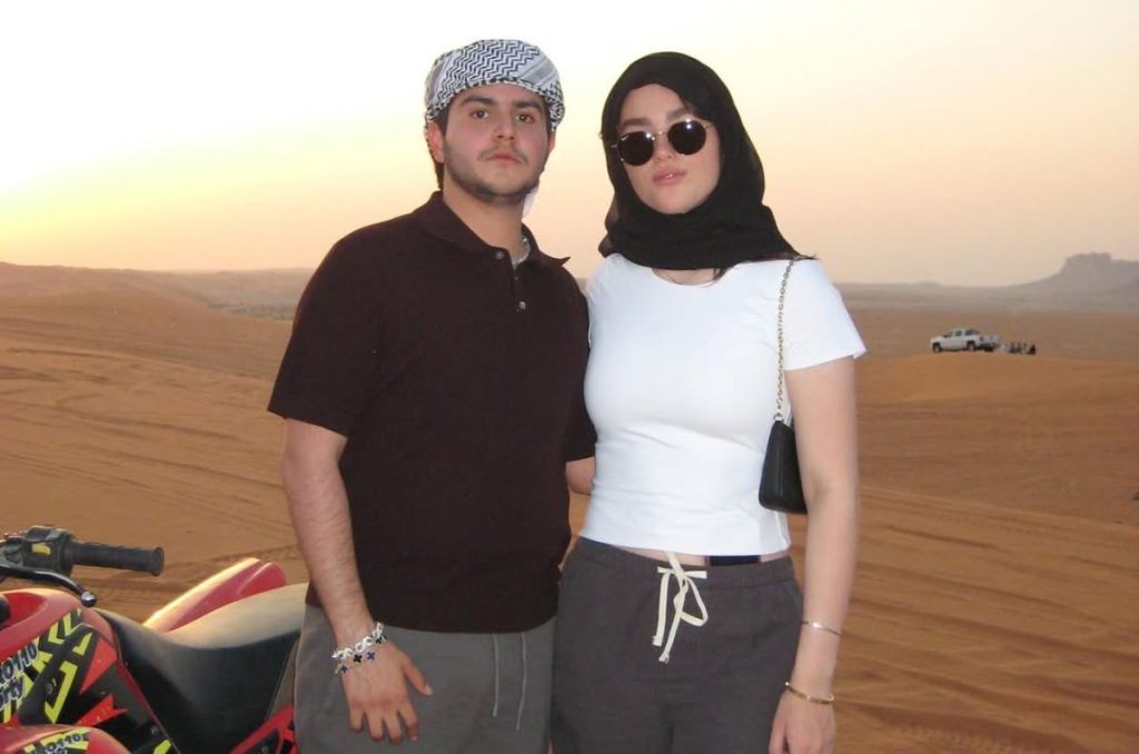 Foto de Emily Álvarez y su novio en el desierto