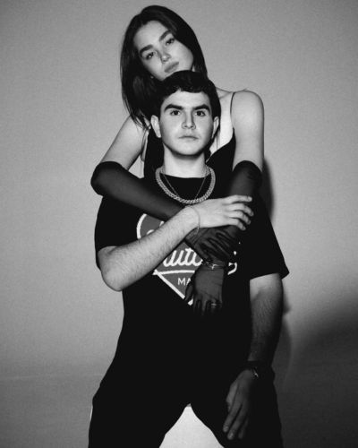 Foto en blanco y negro de la Hija del Canelo y su novio