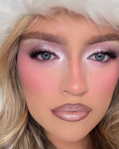 Maquillaje de ojos y labios estilo años 00