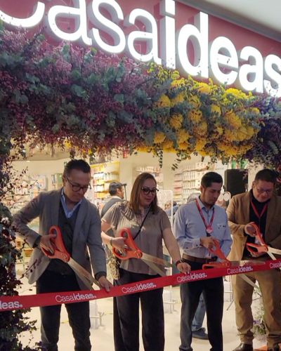 Corte de listón en la apertura de Casaideas en Multiplaza Aragón; directivos inauguran tienda bajo arco floral.