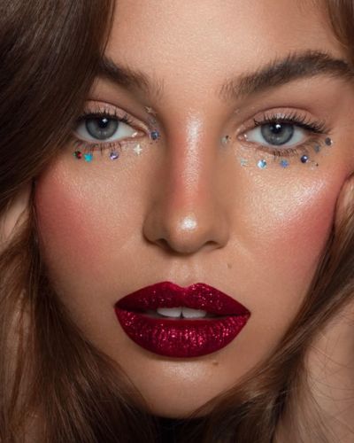 Maquillaje de año nuevo con brillo labial