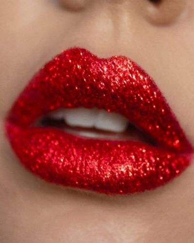 Labios rojos con brillos