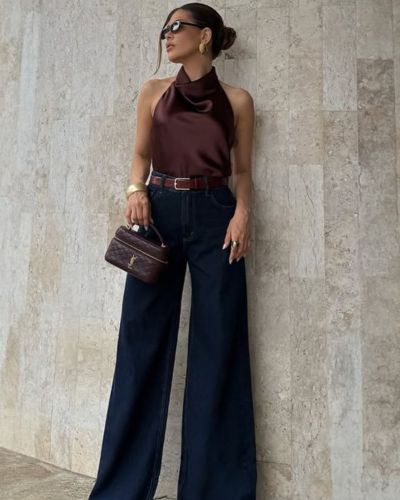 Looks con blusa satinada color café y pantalones de mezclilla oscuros