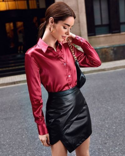 Outfit con falda de cuero y blusa satinada roja 