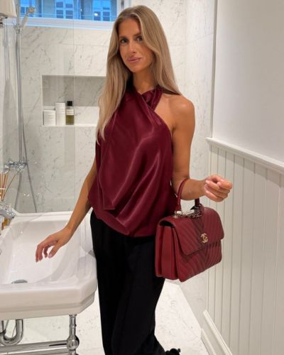 Outfit con falda midi y blusa satinada de cuello halter