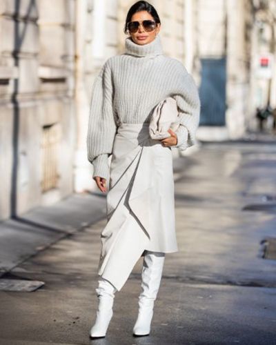 Outfit con suéter de punto y falda para invierno 2025
