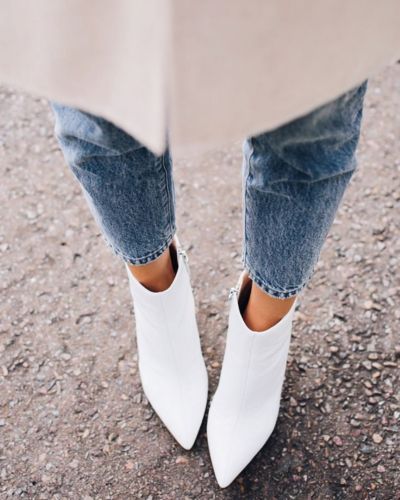 Botas blancas de medio tacón y punta afilada