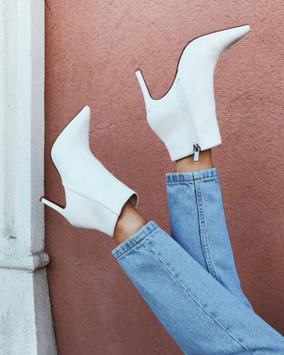 Botas blancas de medio tacón y punta afilada
