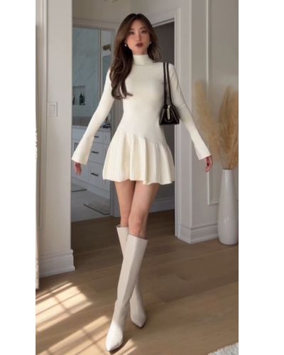 Outfit con minivestido blanco