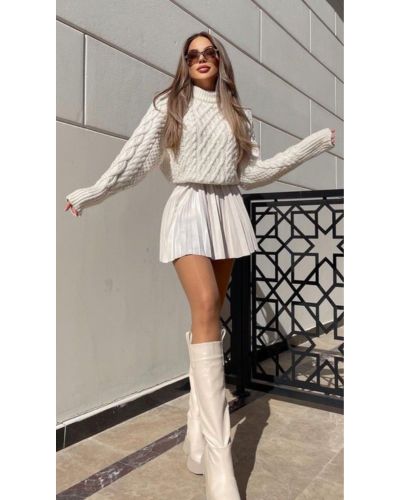 Outfit en color blanco Pantone 2026