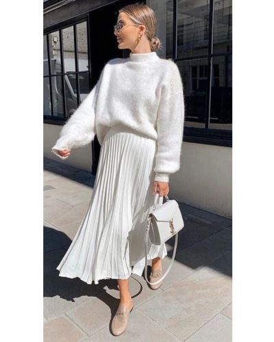 Looks en cloud dancer con faldas plisadas