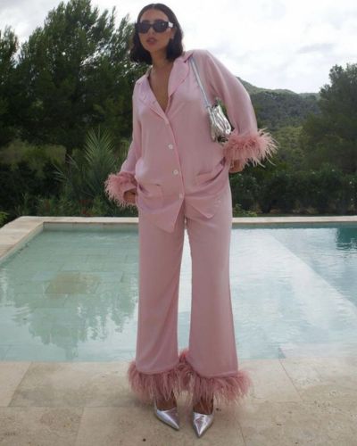 Pijama en color rosa pastel con plumas en las extremidades