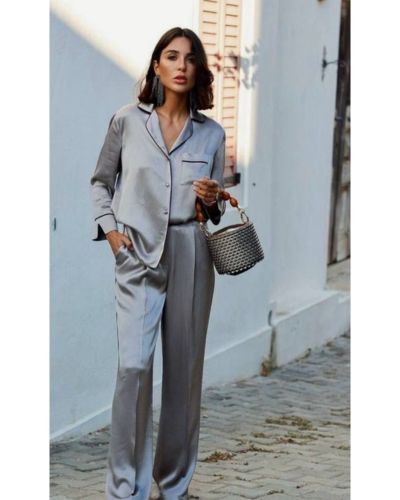 Looks con pijamas para Navidad: conjuto plateado