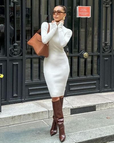 Looks de invierno con vestidos de cuello alto en color blanco y botas de piel de serpiente