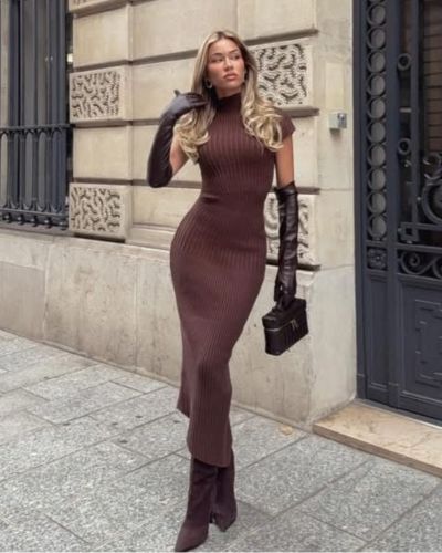 Vestido de cuello de tortuga sin mangas, guantes de piel y botas altas