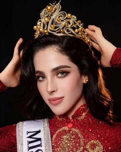Foto de Fátima Bosch con su corona de Miss Universe 2025