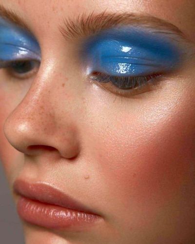 Glossy eyes color azul