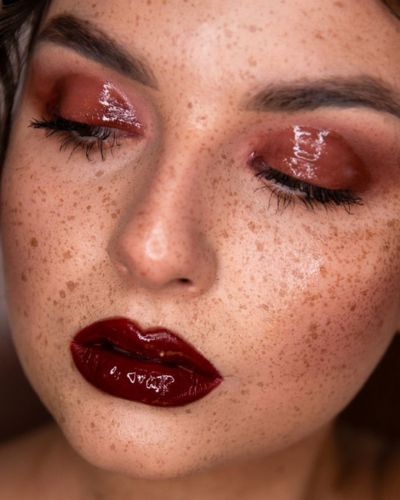 Maquillaje de ojos wet look en color vino
