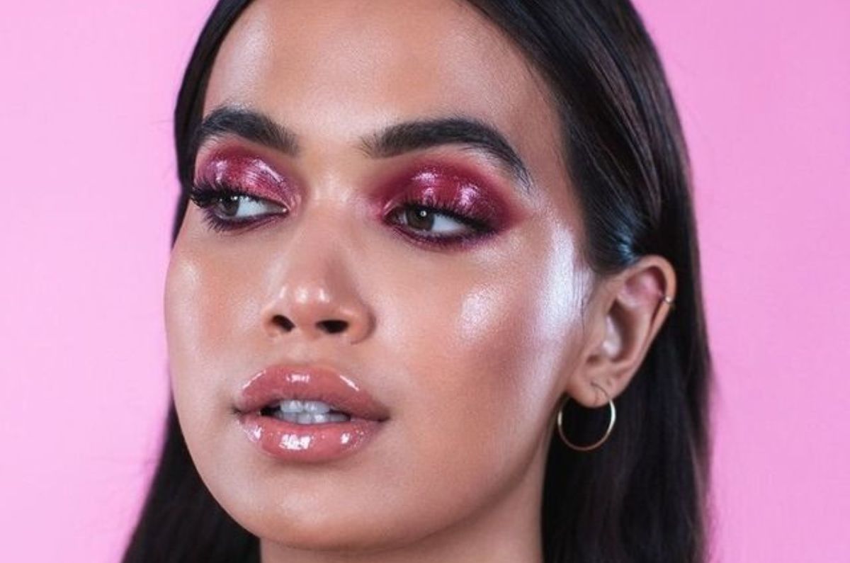 Maquillaje de ojos wet look: la tendencia más sexy para cerrar el año