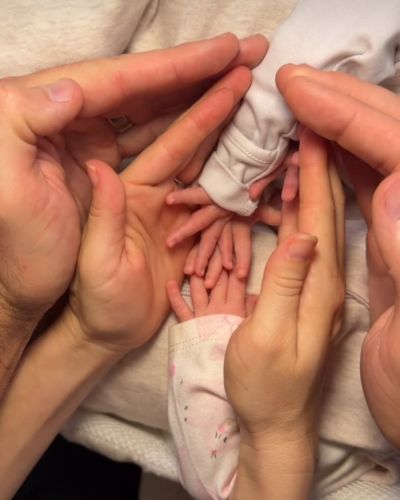 Martha Higareda, Lewis Howes y sus gemelas