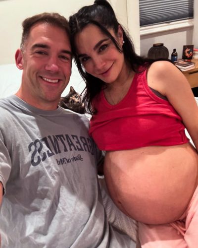 Actriz de No Manches Frida embarazada y su esposo