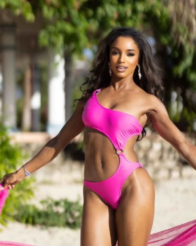 Gabrielle Henry en traje de baño rosa