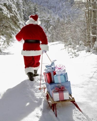 Papá Noel con regalos en el polo norte