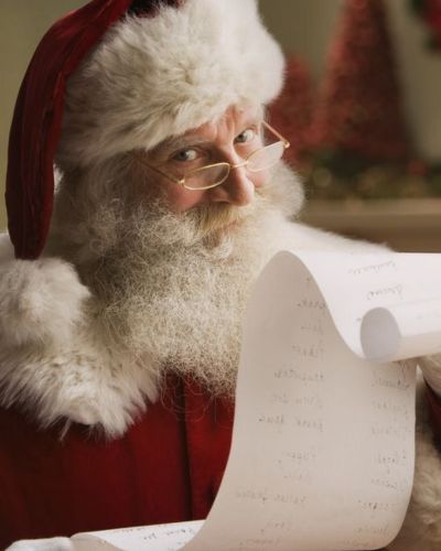 Santa Claus leyendo cartas de los niños