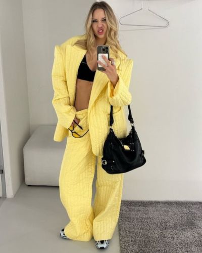 traje sastre amarillo + top negro 