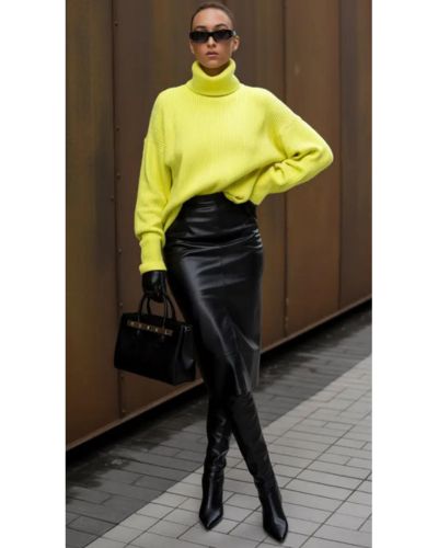 Outfits amarillos para Año Nuevo: suéter de cuello alto + falda de cuero + botas altas negras
