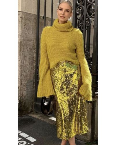 Falda de lentejuelas dorada + suéter de cuello alto