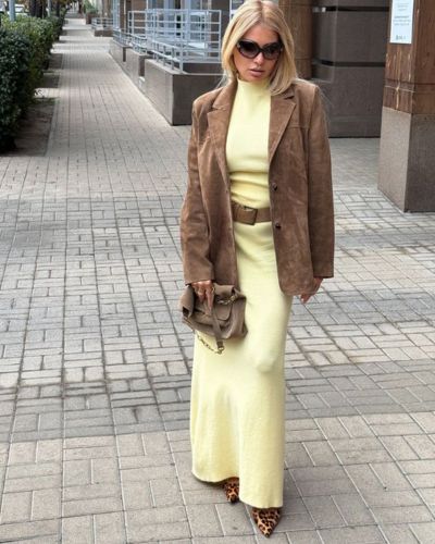 Vestido largo amarillo + blazer café + botines 