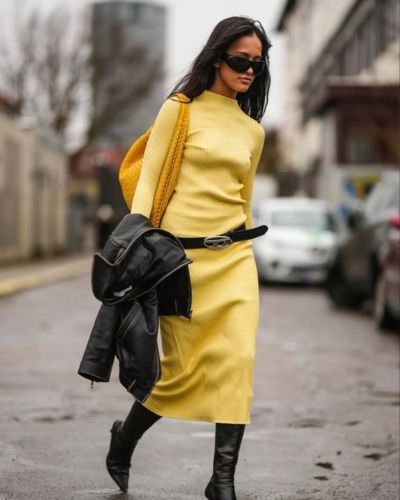 Vestido largo amarillo + botas altas negras 