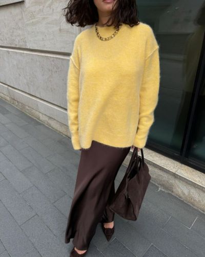 Suéter XXL amarillo + falda satinada café 